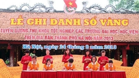 TP Hà Nội thường xuyên tổ chức lễ tôn vinh, khen thưởng những sinh viên tiêu biểu.