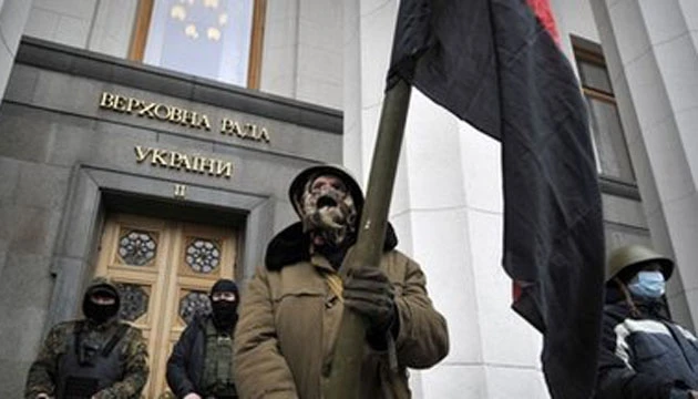 Người biểu tình đã phong toả thủ đô Kiev (ảnh: BBC) 