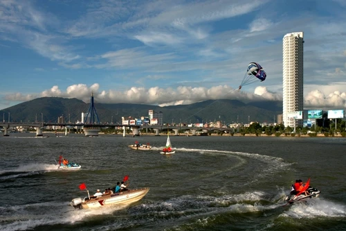 Cuộc thi dù bay quốc tế đầu tiên trên biển Đà Nẵng được tổ chức cuối tháng 5-2012 thu hút đông đảo du khách. Ảnh: THANH LỘC.