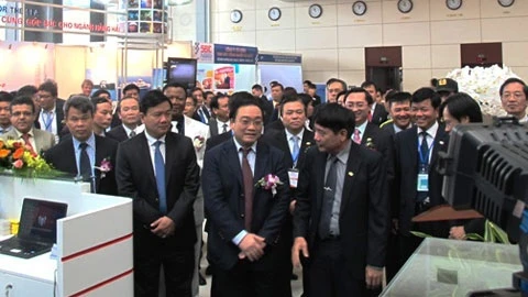 Phó Thủ tướng Hoàng Trung Hải thăm các gian hàng trưng bày tại Triển lãm Vietship 2014.