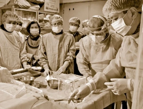 Các bác sĩ BV Bạch Mai thực hiện kỹ thuật điều trị ung thư gan bằng hạt vi cầu phóng xạ. 
