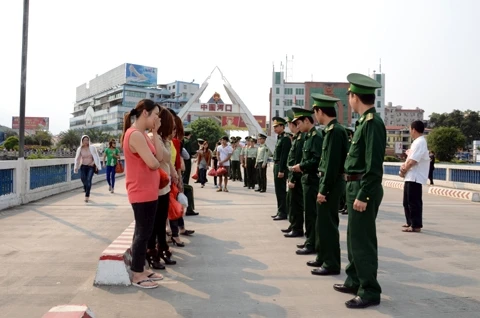 Lực lượng biên phòng hai nước Việt Nam - Trung Quốc tổ chức tiếp nhận và trao đổi đối tượng, nạn nhân mua bán người qua biên giới.  