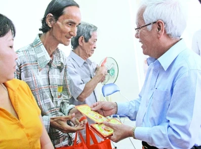 Lãnh đạo UBND TP Hồ Chí Minh thăm, tặng quà người dân tái định cư tại chung cư Tân Mỹ (quận 7).