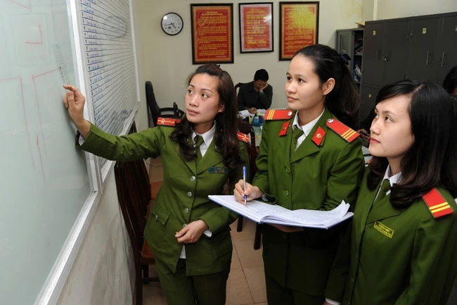 Thượng úy Nguyễn Phương Thúy, cán bộ Phòng CSHS, CATP Hà Nội trao đổi phương án trinh sát với đồng đội. Năm 2013, cùng các đồng nghiệp, chị đã trực tiếp tham gia 13 chuyên án trinh sát, triệt phá hơn 