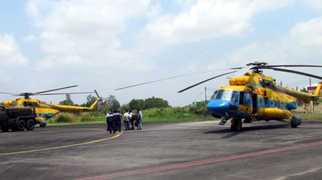 Hai chiếc máy bay Mi 17102 và Mi 17104 của không quân Việt Nam từ Cà Mau xuất phát tìm kiếm máy bay Malaysia rơi. Ảnh: nld.com.vn