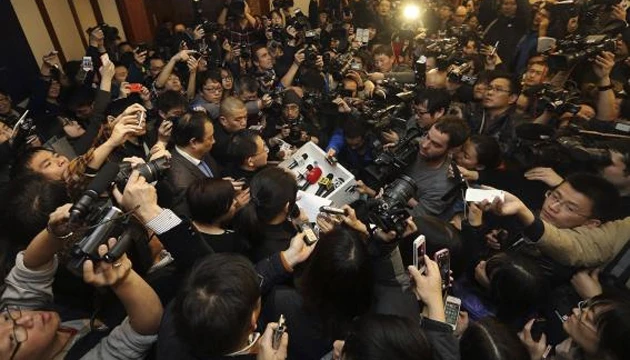Phóng viên vây quanh đại diện của MAS tại sân bay Bắc Kinh (ảnh: reuters)