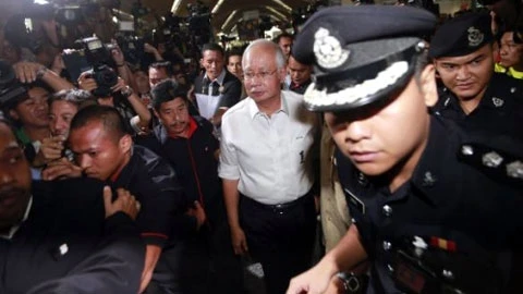 Thủ tướng Malaysia Najib Razak tới trấn an gia đình và thân nhân của các hành khách trên chuyến bay MH 370 bị mất tích.