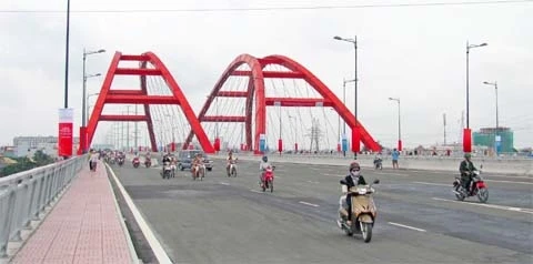 Cầu Bình Lợi, một trong những điểm nhấn của tuyến đường Phạm Văn Ðồng mang lại bộ mặt đô thị mới của TP Hồ Chí Minh.