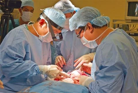 Phẫu thuật tách khối u trên mặt cho người bệnh tại một bệnh viện tư ở thành phố.
