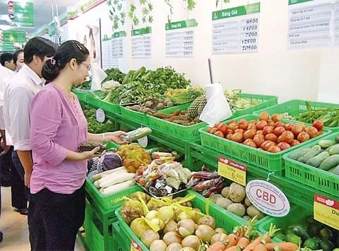 Người tiêu dùng chọn mua thực phẩm tại một cửa hàng Satrafoods ở quận Tân Bình.