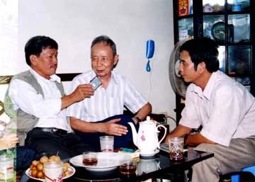 Nhà thơ Nguyên Hồ (người ngồi giữa) gặp gỡ các bạn thơ, nhà báo tại Phú Yên.