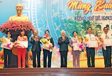 Đại diện UBND thành phố trao Bằng khen cho các kiều bào tại buổi họp mặt mừng Xuân 2014