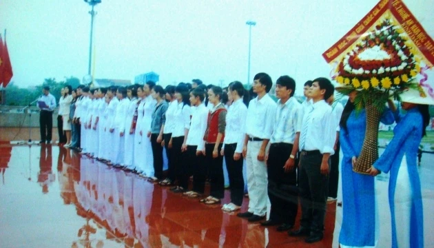 Đoàn học sinh giỏi quốc gia, quốc tế trường Phan báo công dâng Bác tại tượng đài Bác Hồ, Quảng trường Hồ Chí Minh.