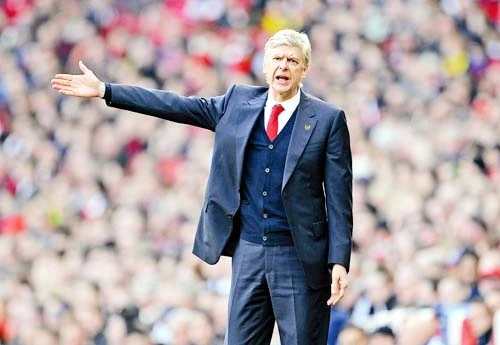 HLV Wenger thường áp dụng lối dàn xếp đưa bóng vào cấm địa.