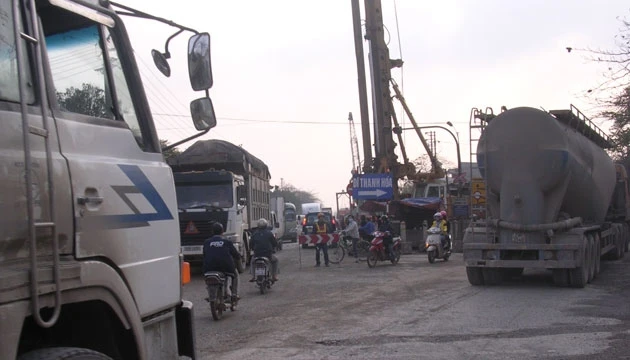 Đoạn đường đang thi công dự án cầu vượt ở thị xã Tam Điệp- Ninh Bình luôn bị ùn tắc.