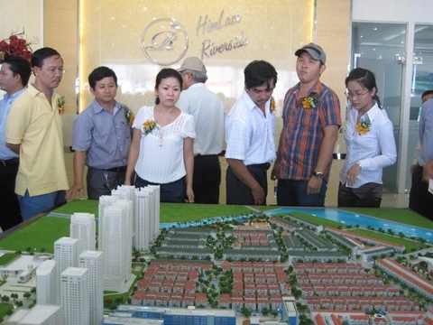 Khách hàng đến tìm hiểu thông tin dự án khu căn hộ Him Lam Riverside ở TP Hồ Chí Minh  của Công ty cổ phần Kinh doanh địa ốc Him Lam.