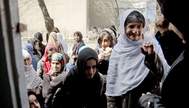 Nữ cử tri Afghanistan đăng ký đi bỏ phiếu. (Ảnh: AP)