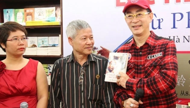 Nghệ sĩ Lục Tiểu Linh Đồng và cuốn sách “Lục Tiểu Linh Đồng bình Tây Du”.