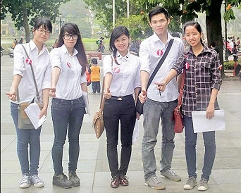 Nguyễn Văn Sơn cùng các bạn cộng tác viên 1st Hanoi trong chuyến khảo sát khách du lịch tại Hồ Gươm.
