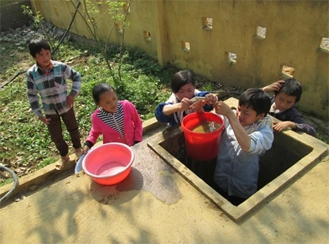 Lấy nước để dọn nhà vệ sinh trường học. (Ảnh của một học sinh tại huyện Si Ma Cai, Lào Cai).