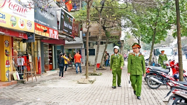 Lực lượng cảnh sát giao thông - trật tự - phản ứng nhanh quận Thanh Xuân triển khai công tác giữ gìn trật tự đô thị trên phố Nguyễn Quý Đức.