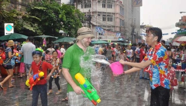 Du khách hào hứng tham gia lễ hội té nước trên phố Khao San.