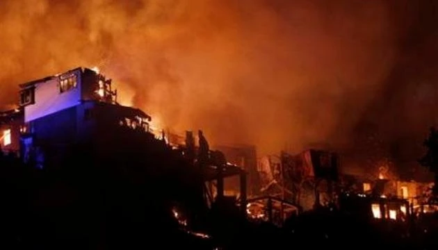 Đám cháy phá hủy 500 ngôi nhà tại tại thành phố cảng Valparaiso, Chile, ngày 13-4-2014. (Ảnh: AP)