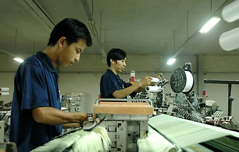 Công ty cổ phần Ðầu tư Phong Phú Sơn Trà (Ðà Nẵng) nhờ vay vốn đầu tư sản xuất, mỗi năm xuất xưởng 10 triệu m vải, giải quyết việc làm cho hơn 300 lao động, lương bình quân ba triệu đồng/người/tháng. 