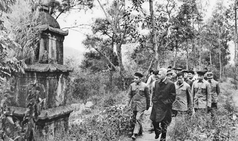 Thủ tướng Phạm Văn Đồng thăm khu di tích Côn Sơn (1976). Ảnh tư liệu 