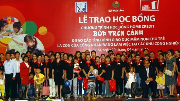 Các công nhân có hoàn cảnh nhận học bổng cho con của mình.