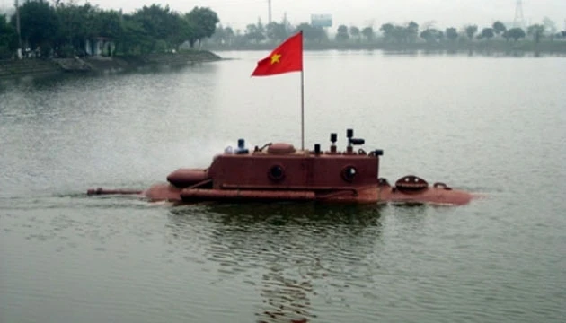 Người tự chế tạo tàu ngầm mi-ni