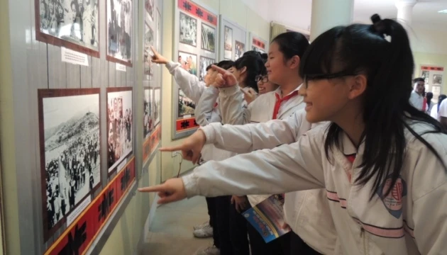 Triển lãm thu hút hàng trăm học sinh, sinh viên và quần chúng nhân dân đến xem.