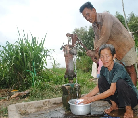Người dân xã Tân Phú, huyện Thới Bình (Cà Mau) sử dụng nước giếng khoan.