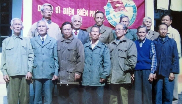 Các CCB xã Thường Thắng, huyện Hiệp Hòa (Bắc Giang), từng tham gia chiến đấu tại chiến dịch Điện Biên Phủ, trong ngày gặp mặt.