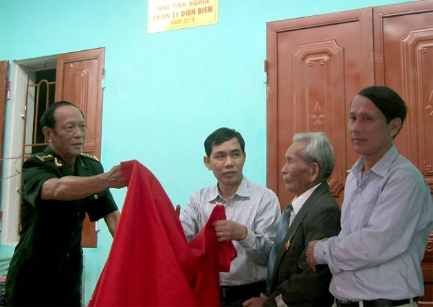Chủ tịch hội CCB tỉnh Nam Định Nguyễn Văn Hoán cùng đại diện lãnh đạo huyện Nam Trực trao Nhà tình nghĩa tặng CCB Lại Trọng Chú.