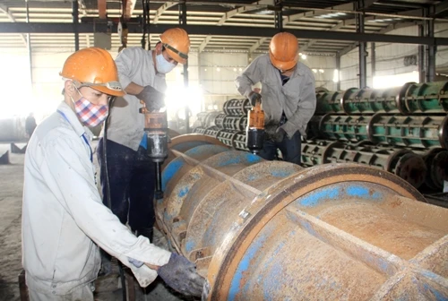 Công nhân Công ty Viết Hải huyện Thạch Hà (Hà Tĩnh) sản xuất cọc bê-tông giá thành hạ, chất lượng tốt. Ảnh: THÀNH CHÂU