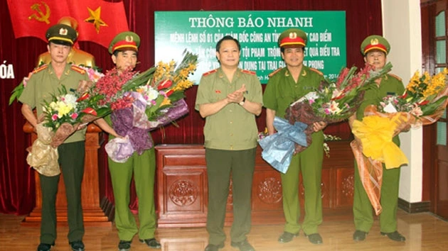 Lãnh đạo Công an tỉnh Thanh Hóa trao thưởng cho các tập thể lập công.