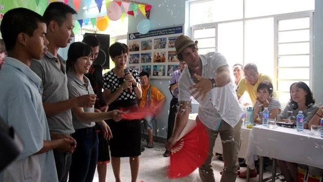Michal Sindelar biểu diễn ảo thuật.