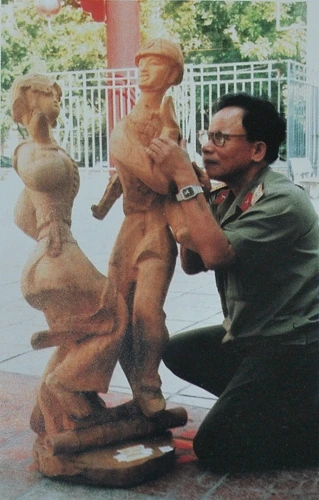 Đại tá, họa sĩ thương binh Lê Duy Ứng tạc tượng Múa Sạp - Mừng Chiến thắng Điện Biên Phủ. Ảnh: LÊ THAO