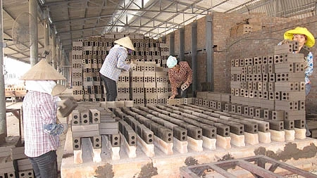 Một DN sản xuất gạch tại Giao Thủy, Nam Định.
