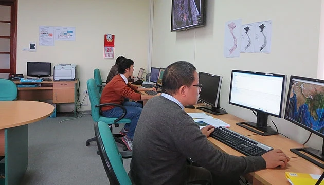 Tại Trung tâm điều khiển vệ tinh nhỏ, Viện Hàn lâm KH-CN Việt Nam.