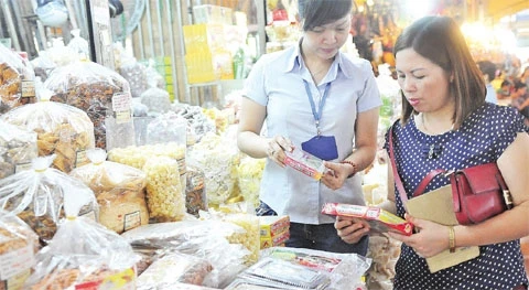 Người tiêu dùng chọn mua thực phẩm được sản xuất trong nước tại chợ Bến Thành.
