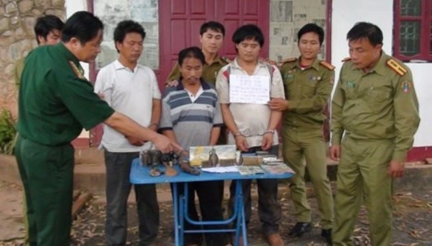Các đối tượng cùng tang vật được giao cho Công an Lào tiếp tục mở rộng điều tra. (Ảnh: giaoduc.net.vn)