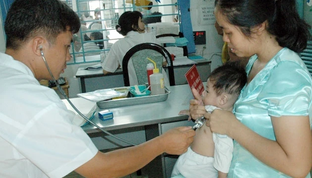 BS Bệnh viện Nhi đồng 1 khám bệnh cho trẻ sơ sinh. (Ảnh: MAI HẢI)