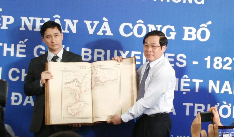 Ông Ngô Chí Dũng, Tổng giám đốc Công ty Dược phẩm ECO trao bộ Atlas đến Bộ trưởng Thông tin và Truyền thông Nguyễn Bắc Son.