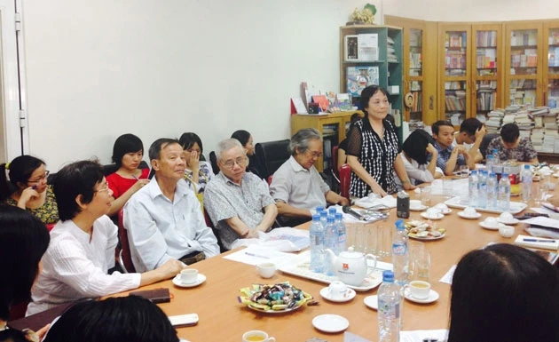 Các tác giả cao niên tham gia cuộc trao đổi.