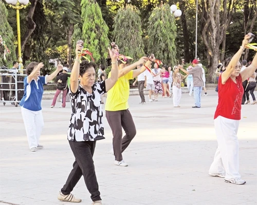 Người cao tuổi tập thể dục buổi sáng tại Công viên Lê Văn Tám, quận 1.