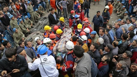 Cứu người bị thương trong vụ nổ mỏ than ở tỉnh Ma-ni-xa, Thổ Nhĩ Kỳ. Ảnh ROI-TƠ