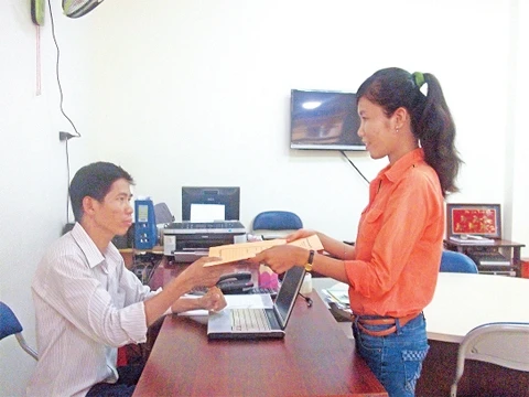 Chị Ngô Thị Hồng Diệu (quê Đồng Tháp) nộp hồ sơ xin việc làm ở một công ty.