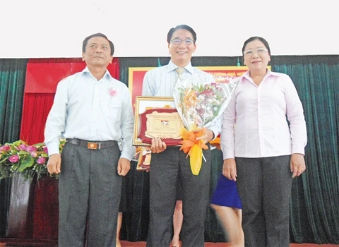 Đồng chí Trương Văn Non (người bên trái) trao bằng khen tặng các cá nhân được tuyên dương dịp 19-5-2014.